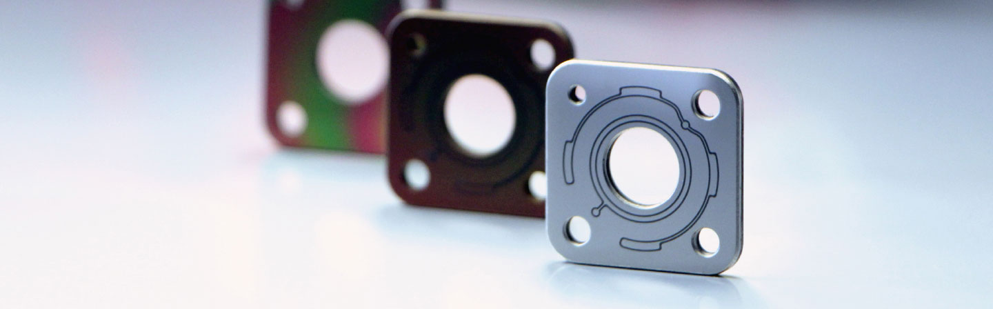 Unterschiedliche Sensormodule Fertigungsschritte der Dünnschichtsensorik von vorne nach hinten: Sensormodul mit Elektrodenstruktur gefolgt von einem Sensormodul mit vollständigem Schichtsystem und einem Modul, auf welchem rückseitig die elektrische Isolationsschicht aufgebracht wurde.
