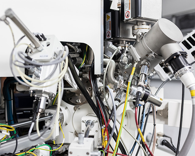Das Focussed Ion Beam-Gerät »Cross-Beam 340« der Firma Zeiss wird für die Erstellung von lokalen Querschnitten und TEM-Lamellen genutzt. Ausstattung: Ga-Ionenquelle (1-30keV), FE-Schottky Emitter, Detektoren: In-Lense, SE, BSE, STEM und EDX, Mikromanipulator, PtC-Precursor, Variable Pressure Mode, Plasma-cleaner, große Schleuse..