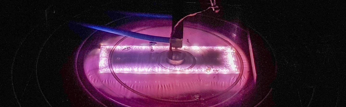 Atmosphärendruck-Plasmabehandlung einer Polypropylenmembran mit einer mittleren Porengröße von 40 µm mittels dielektrisch behinderter Entladung (DBE). Atmosphärendruck-Plasmabehandlung einer Polypropylenmembran mit einer mittleren Porengröße von 40 µm mittels dielektrisch behinderter Entladung (DBE).